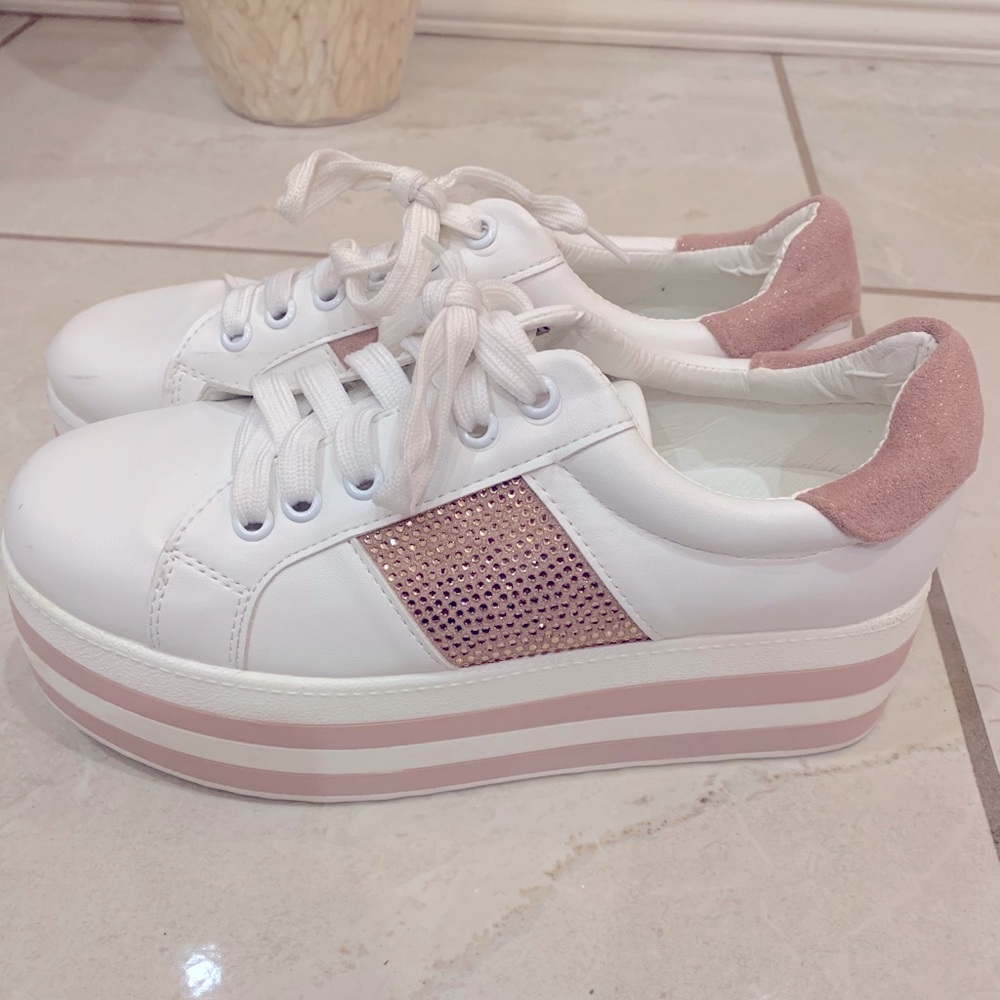 Platform tennis shoes with sequins